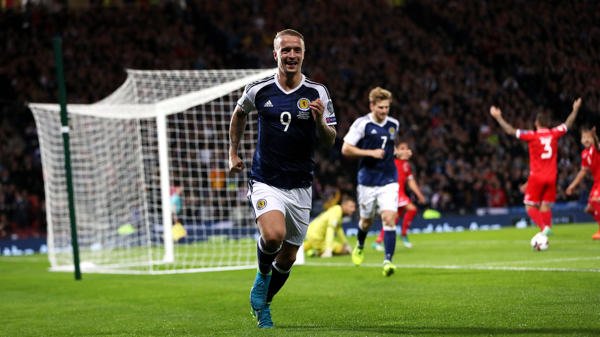 Leigh Griffiths comemora gol pela Esc&oacute;cia (Photo by Ian MacNicol/Getty Images)