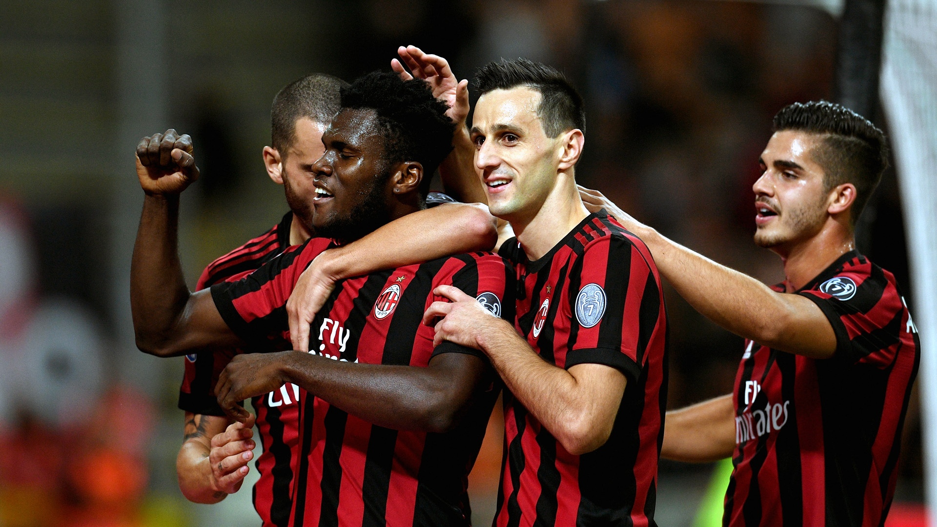 Kessi&eacute;, do Milan, &eacute; abra&ccedil;ado por companheiros do Milan (Photo by Claudio Villa/Getty Images)