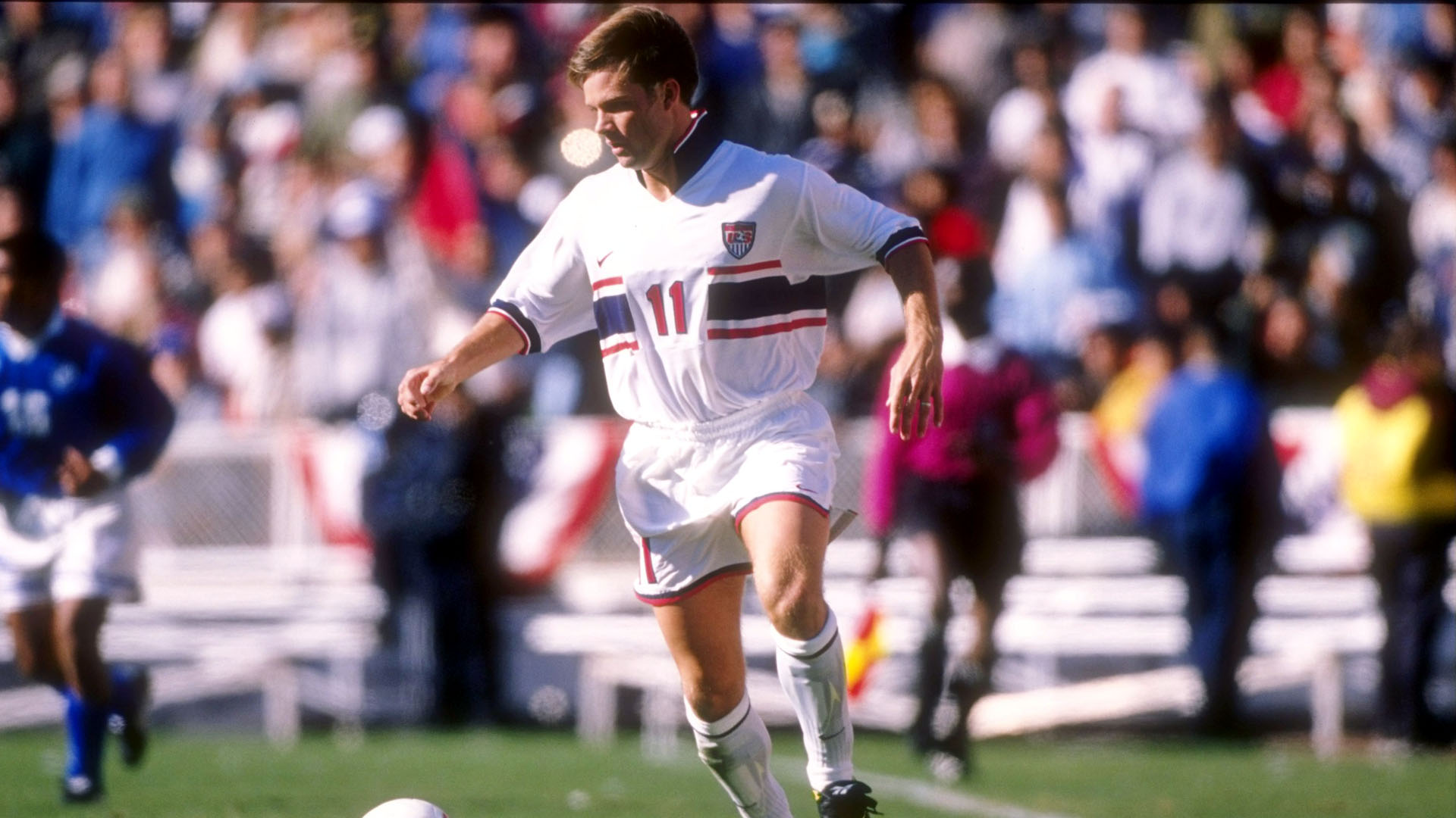 Eric Wynalda em atua&ccedil;&atilde;o pela sele&ccedil;&atilde;o dos Estados Unidos em 1996 (Foto: Jamie Squire /Allsport)