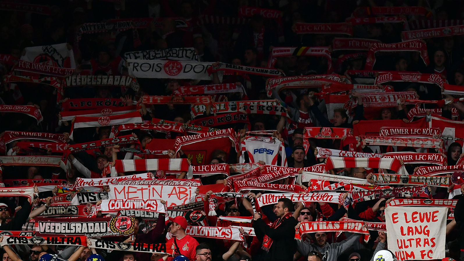 Torcida do Col&ocirc;nia segue dando show e doa ingressos a jogos do Estrela Vermelha para orfanato em Belgrado
