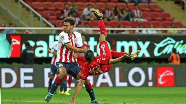 Puskás nele? Fazer um gol de bicicleta desses, da entrada da área, não é para qualquer um