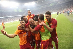 Em seu primeiro chute com a camisa do Galatasaray, Feghouli anotou este baita golaço