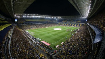 A torcida do Fenerbahçe fez uma festa de estremecer o estádio antes do clássico com o Besiktas