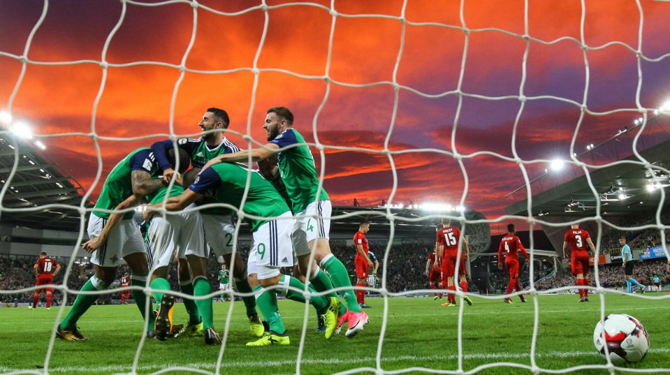 [Galeria] O c&eacute;u surreal sobre o Windsor Park deu um toque de magia &agrave; vit&oacute;ria da Irlanda do Norte