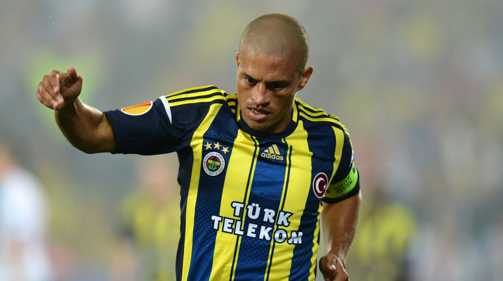 Nos 40 anos de Alex, os gols e os momentos que o fizeram ser venerado pela torcida do Fenerbah&ccedil;e