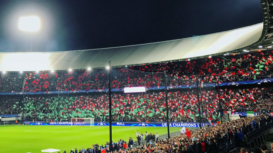 De volta &agrave; Champions ap&oacute;s 15 anos, a torcida do Feyenoord preparou uma festa hipnotizante