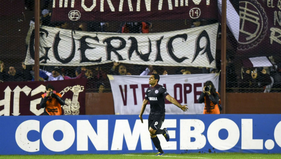 Agressivo, o Lan&uacute;s renasce contra o San Lorenzo e celebra um momento hist&oacute;rico