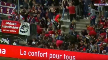 Arquibanca do Amiens cede em gol do Lille e partida é interrompida, com feridos
