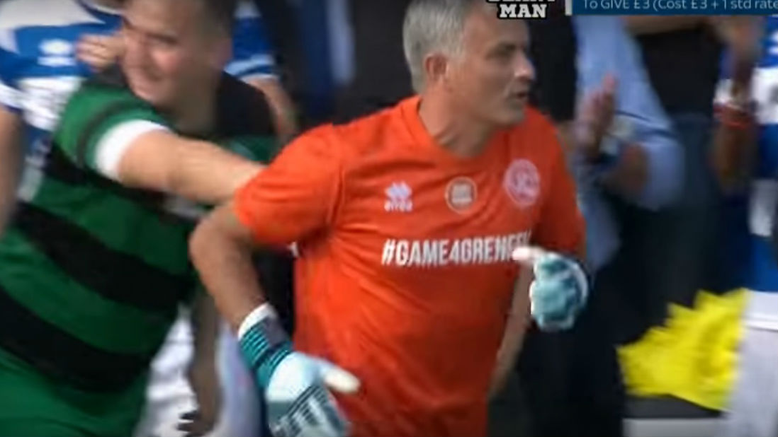 Mourinho se divertiu como goleiro em amistoso: fez cera, sofreu gol e marcou de p&ecirc;nalti