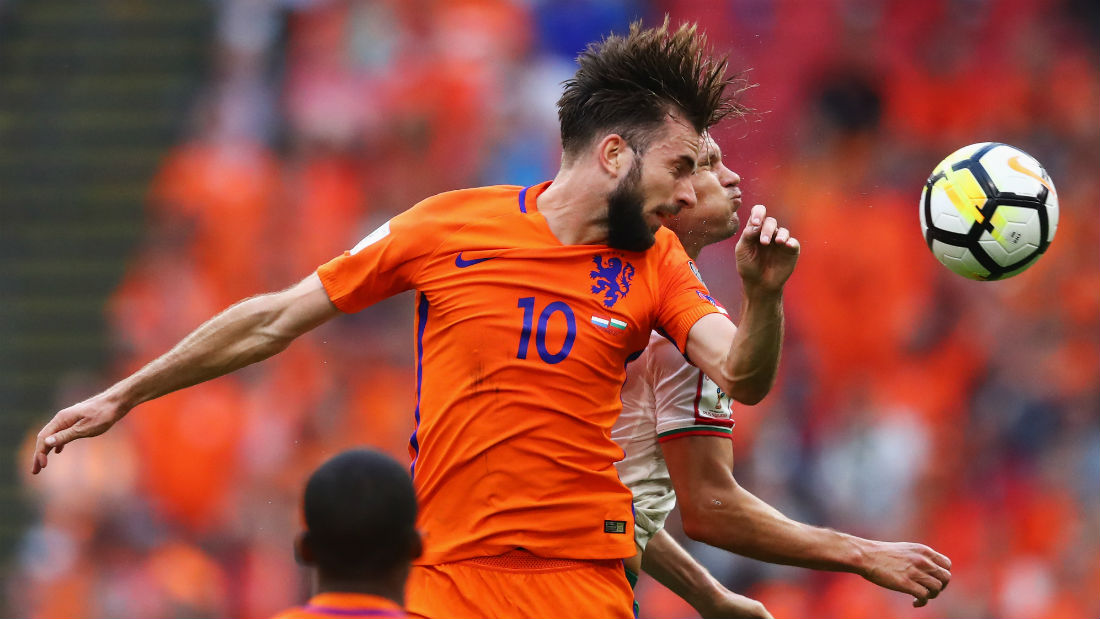 Pr&ouml;pper faz seus primeiros gols pela Holanda, na vit&oacute;ria que a mant&eacute;m viva por vaga na Copa