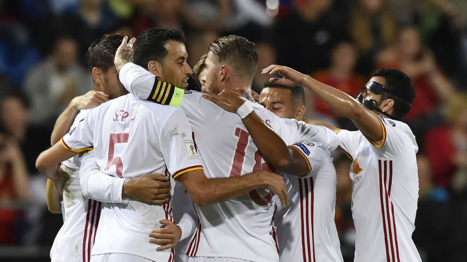 Em uma noite de oito gols da Espanha, a bela cobran&ccedil;a de falta de David Silva vale os aplausos