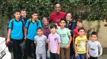 Ídolo também fora de campo: Talisca sai às ruas na periferia de Istambul e ajuda as famílias locais