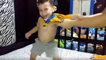 Garotinho mexicano abre um berreiro com camisa de Milan, Barça, Real ou México: Ele só quer a do Tigres!