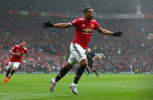 O tropeço se aproximava, mas Martial ajudou o United contra Tottenham