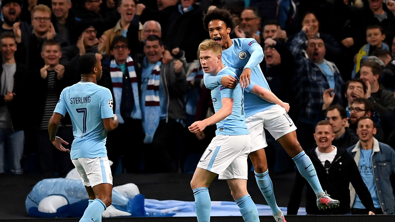 De Bruyne volta a brilhar no Manchester City, desta vez com San&eacute; como companheiro