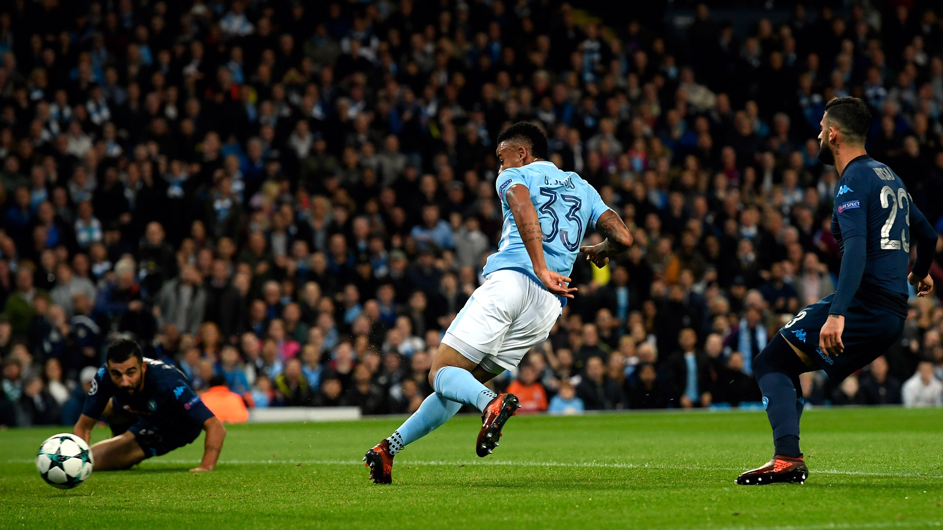 Manchester City e Napoli entregaram o esperado jog&atilde;o, mas ingleses &eacute; que comemoraram