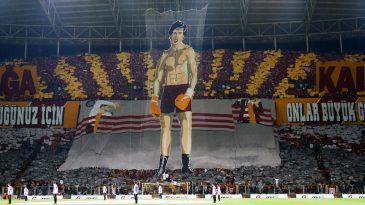 [Vídeo] Torcida do Galatasaray preparou mosaico com Rocky Balboa para clássico com Fenerbahçe