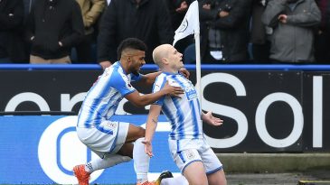 Garotinho encontra £ 5 em estádio e entrega para o herói da vitória do Huddersfield