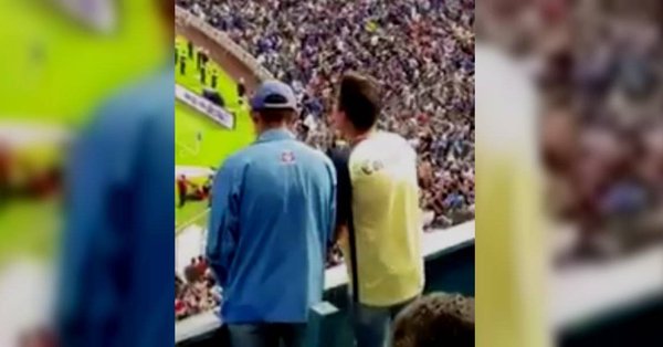 Em pleno cl&aacute;ssico, um torcedor do Am&eacute;rica narra o gol do Cruz Azul para o amigo cego