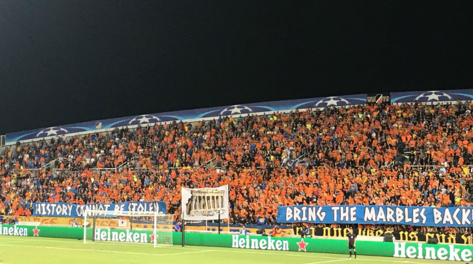 Torcida do Apoel aproveitou jogo com o Tottenham para reclamar de &ldquo;esculturas roubadas pelo Imp&eacute;rio Brit&acirc;nico&rdquo;