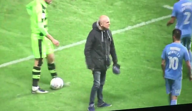 [V&iacute;deo] Este torcedor do Coventry invadiu o campo s&oacute; para esbravejar com seus jogadores