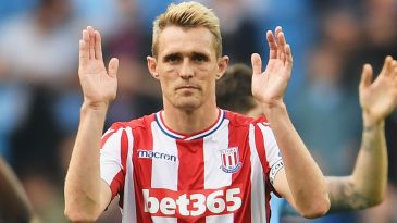 Fletcher correu o risco de parar de jogar. Agora, chegou a 100 partidas seguidas de Premier League