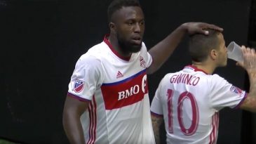 A torcida do Atlanta atirou um copo de cerveja contra Altidore. Giovinco foi lá, bebeu e resolveu o jogo no final