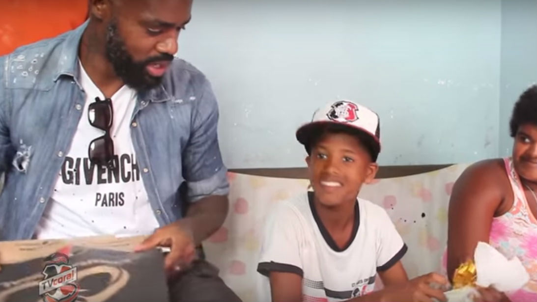 Grafite deu um Dia das Crian&ccedil;as especial para garotinho que sonha em ser jogador de futebol