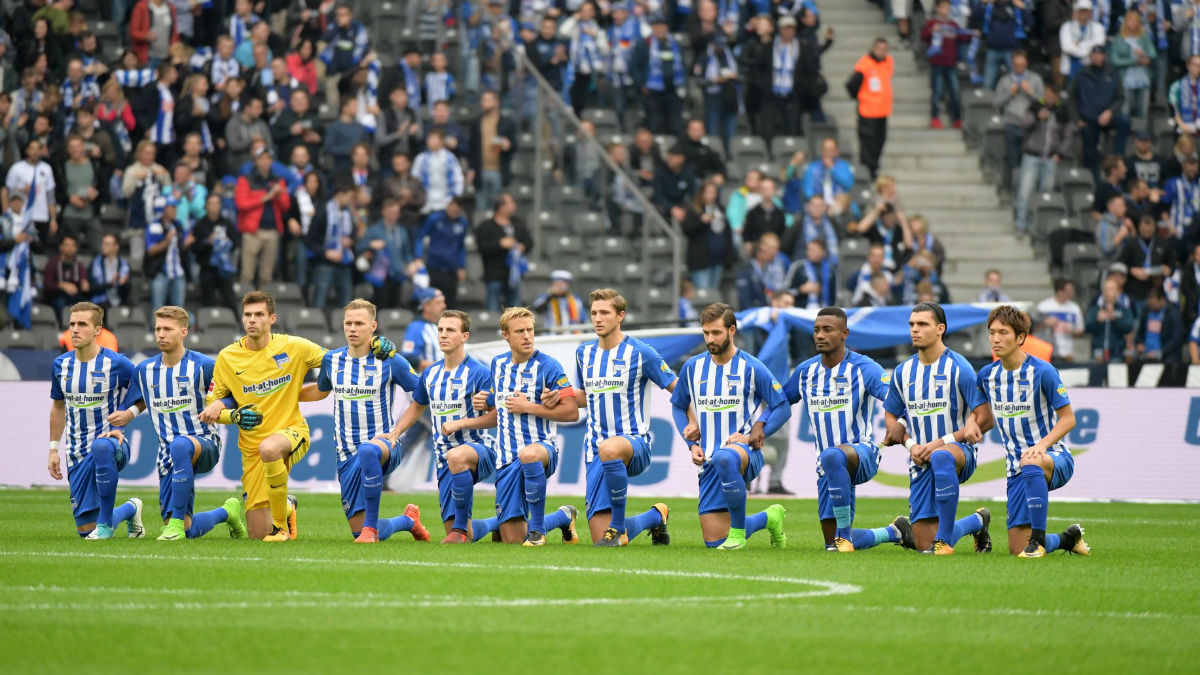 Hertha Berlim ajoelha contra o racismo e em solidariedade aos atletas da NFL