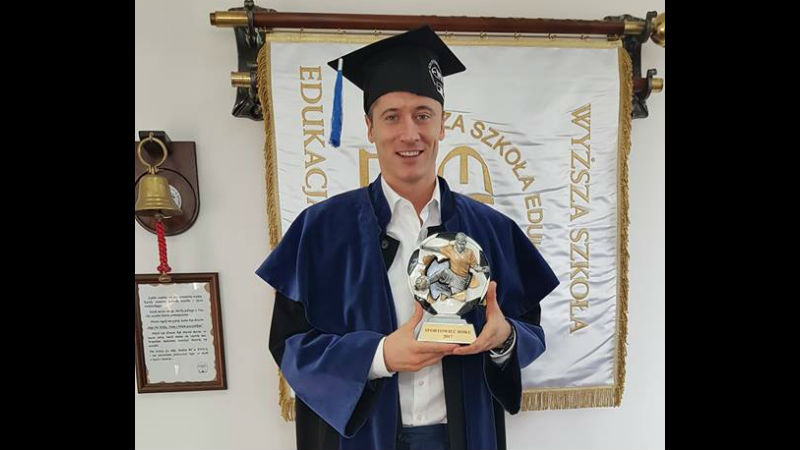 A vaga na Copa em um dia, o TCC aprovado no outro: Lewandowski agora &eacute; formado em Educa&ccedil;&atilde;o F&iacute;sica