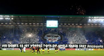 [Vídeo] O Magdeburgo preparou um mosaico intimidador para receber o Dortmund