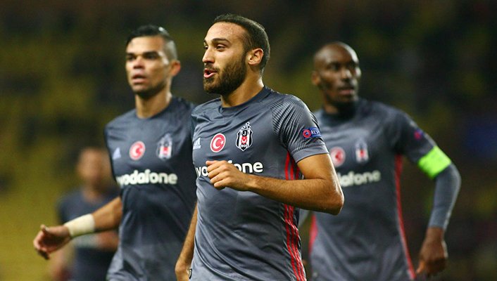 Cenk Tosun destoa na campanha brilhante do Besiktas, com 100% de aproveitamento na Champions