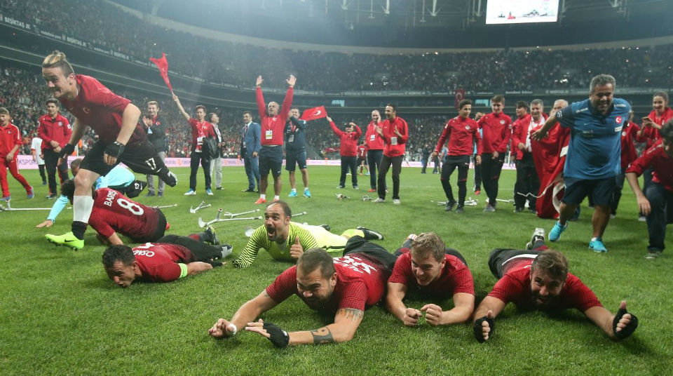 O est&aacute;dio do Besiktas lotou para ver a sele&ccedil;&atilde;o turca de amputados se consagrar como campe&atilde; europeia
