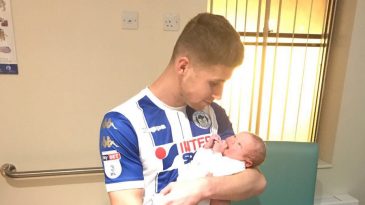 Depois de marcar dois gols, atacante corre de uniforme e tudo ao hospital para ver nascimento do filho