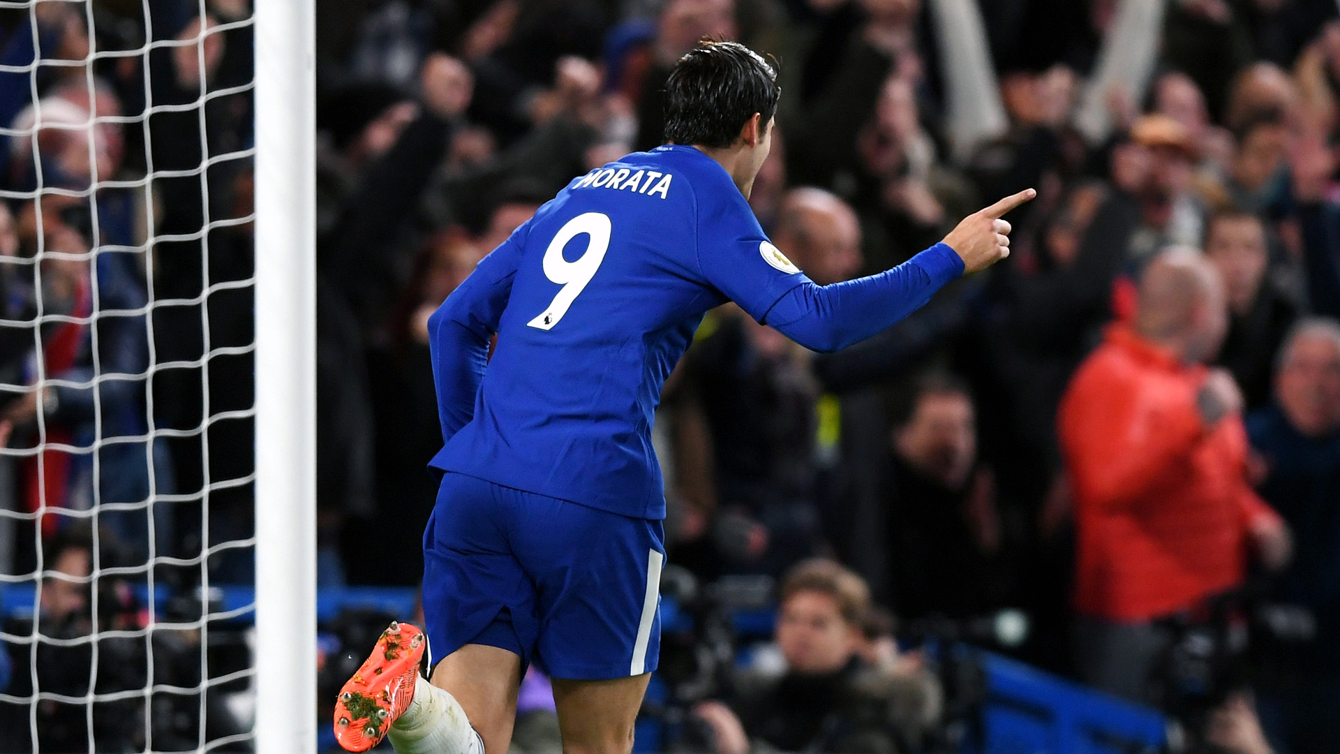 Que tal poder voltar a p&eacute; do trabalho para casa e ainda tomar uma cerveja? Morata faz isso no Chelsea