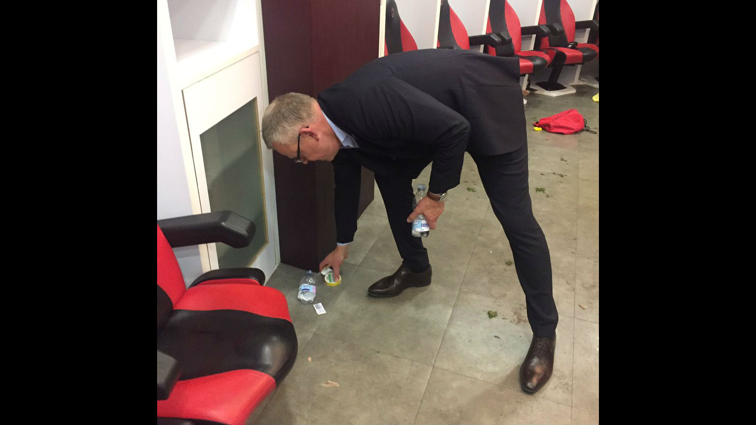 Ap&oacute;s classificar sua sele&ccedil;&atilde;o &agrave; Copa, o t&eacute;cnico da Su&eacute;cia se preocupou em limpar a sujeira da festa