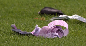 Torcida do Bayern atira notas falsas em protesto ao preço dos ingressos no setor visitante