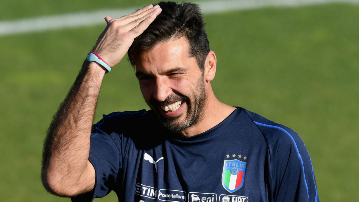 Buffon responde &agrave; gentileza de Rakitic com humor: &ldquo;Jogar no meio-campo n&atilde;o seria boa ideia&rdquo;