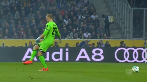 Parece bug de videogame: Goleiro do Mainz esquece a bola e chuta o vento, em lance muito bisonho