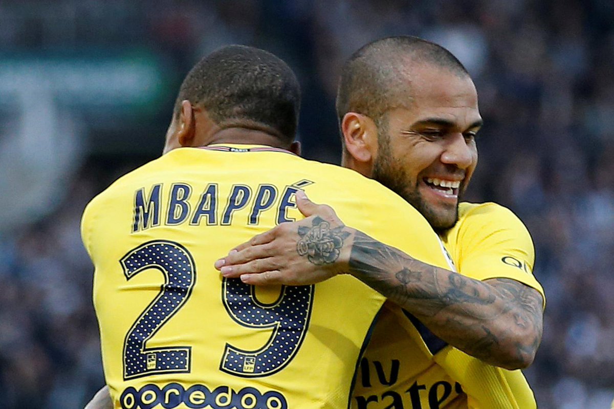 Daniel Alves merece os aplausos por duas assist&ecirc;ncias cir&uacute;rgicas no passeio do PSG