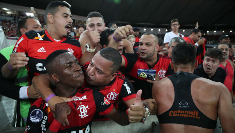 Na roleta russa de emo&ccedil;&otilde;es, o Fla buscou um empate memor&aacute;vel e superou o Flu na Sul-Americana