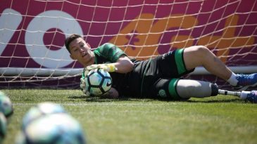 Dois gigantes: Buffon presenteou Jakson Follmann com uma camisa autografada