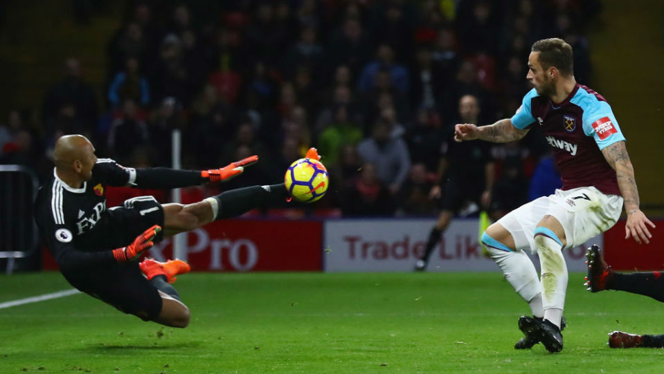 Enquanto Gomes fez o imposs&iacute;vel para ser o her&oacute;i do Watford, Richarlison marcou mais um