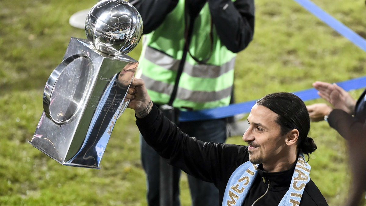 Filho pr&oacute;digo, Ibra ignora protocolo e entrega trof&eacute;u de campe&atilde;o ao capit&atilde;o do Malm&ouml;