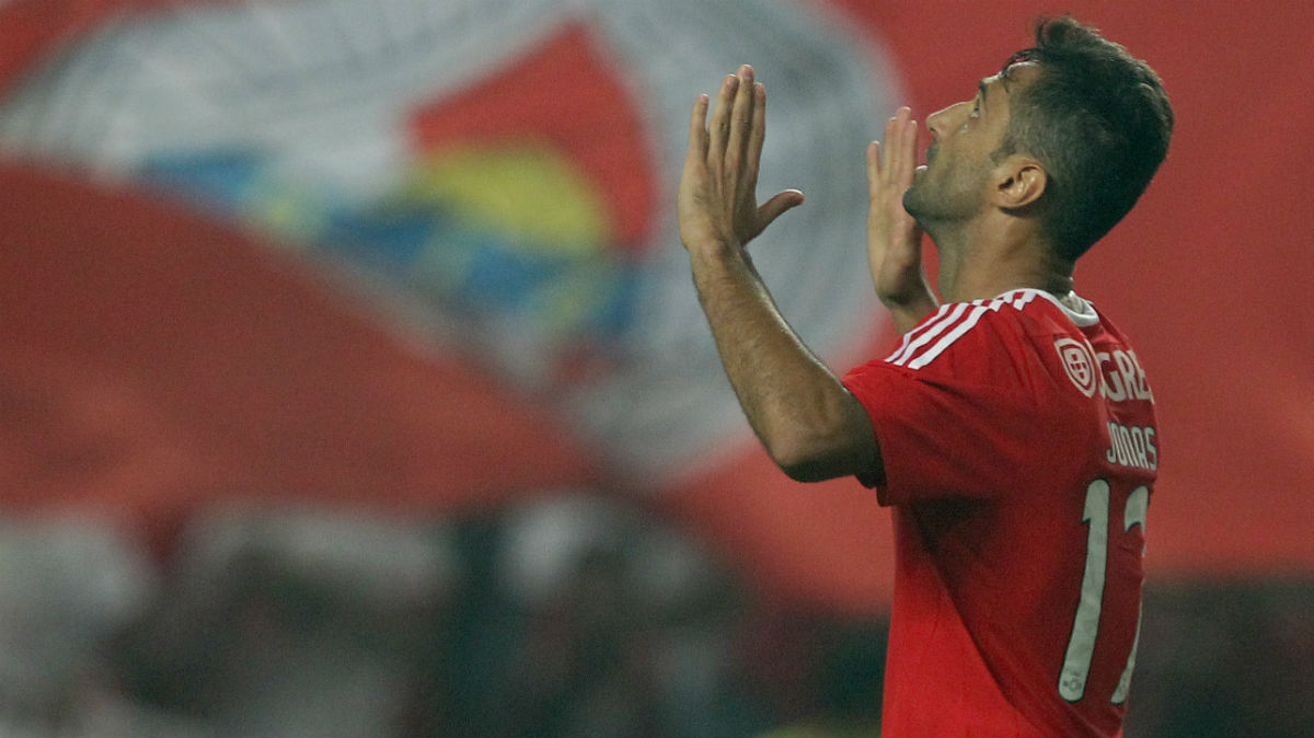 Jonas iguala recorde de Eus&eacute;bio e est&aacute; a um gol do cent&eacute;simo pelo Benfica