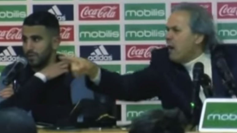 Mahrez n&atilde;o sabia o que fazer enquanto seu t&eacute;cnico, Madjer, gritava com um jornalista