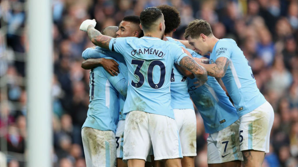 City amassou o Arsenal, mas dependeu do aux&iacute;lio do apito em dois gols para vencer