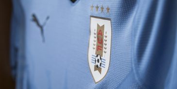 Uruguai lança camisa para a Copa de 2018 e homenageia monumento de Montevidéu