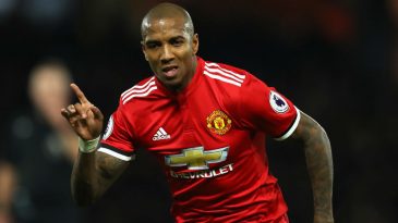 Com dois gols, Young se reforça como peça importante do Manchester United