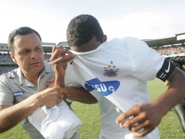 Os dez anos do rebaixamento do Corinthians no Brasileiro: lembran&ccedil;a distante e marcante